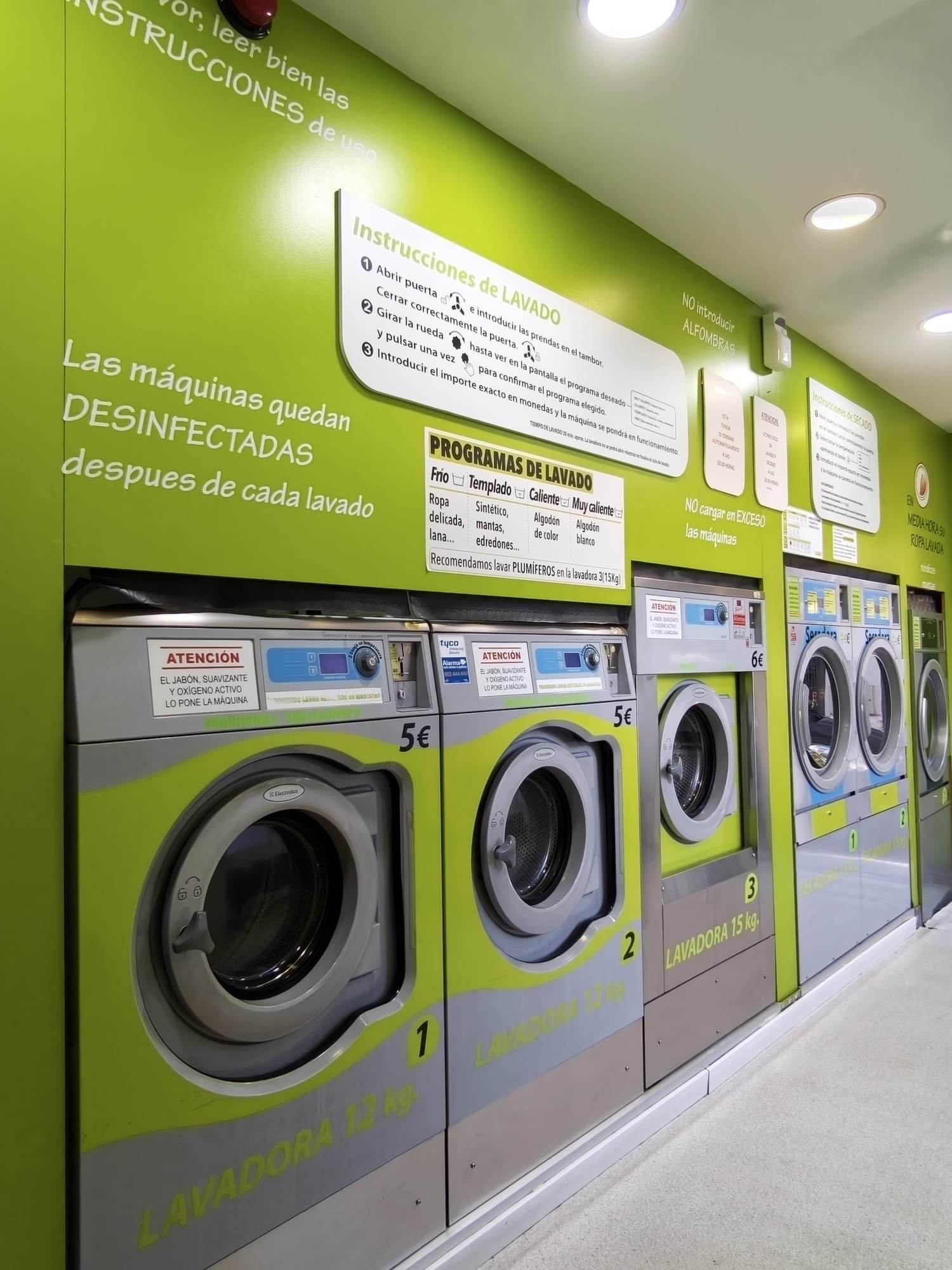 Fila de lavadoras Electrolux de 12 kg y 15 kg de Colada Exprés con los precios de 5€ y 6€ a la vista