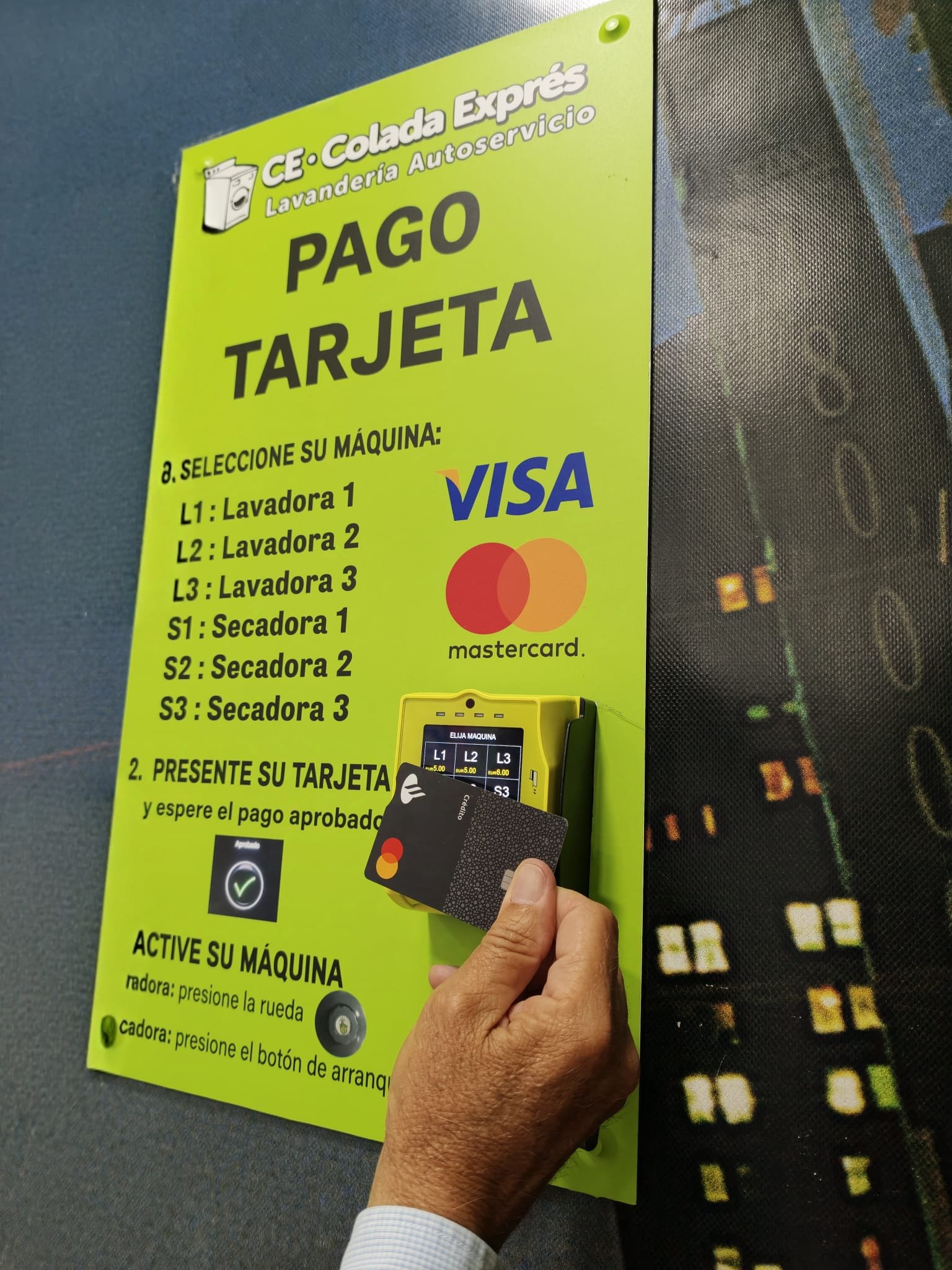 Cartel de pago con tarjeta en Colada Exprés: seleccione su máquina y presente su tarjeta Visa o Mastercard